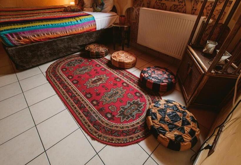 اتاق استاندارد چهارنفره با بالکن, Via Villa