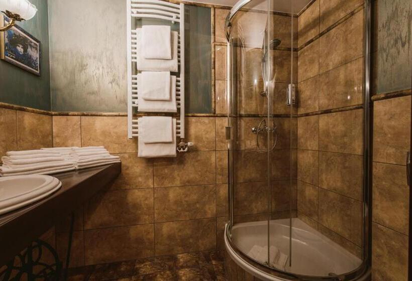 اتاق خانوادگی, Via Villa