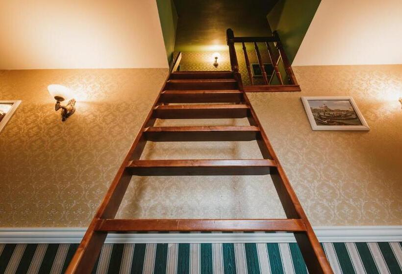 اتاق خانوادگی, Via Villa