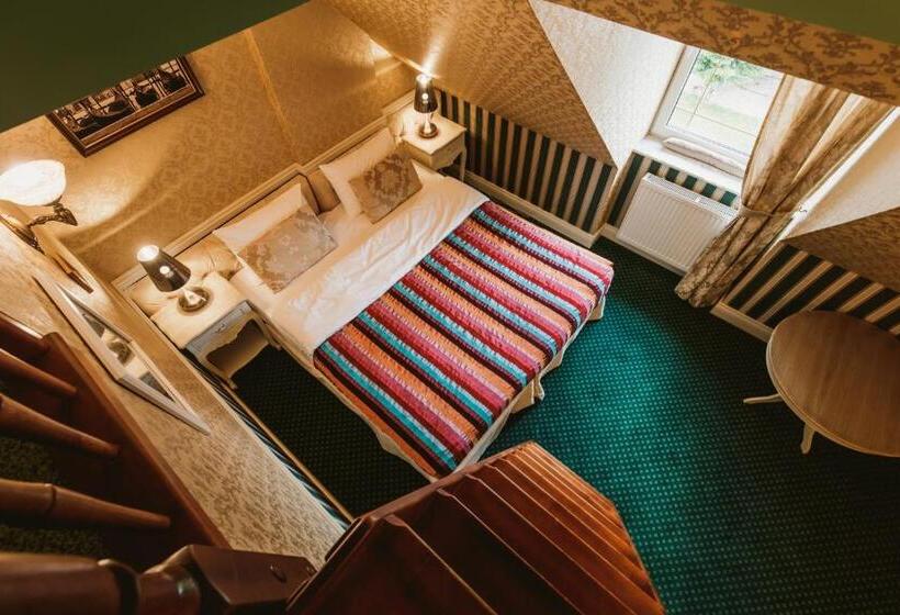 اتاق خانوادگی, Via Villa