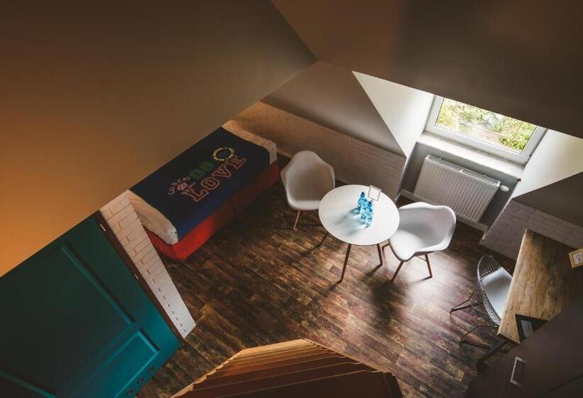 اتاق خانوادگی, Via Villa