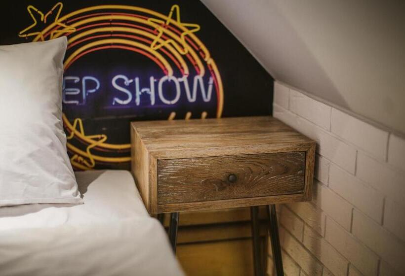 اتاق خانوادگی, Via Villa