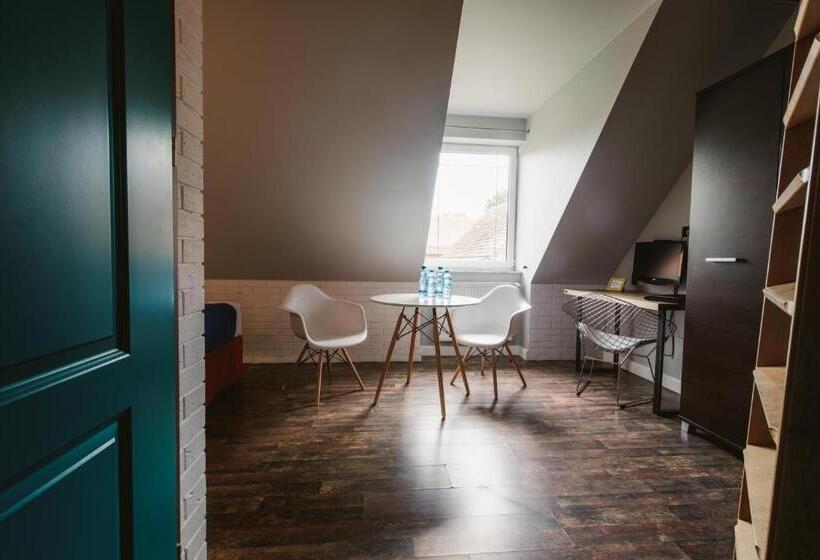 اتاق خانوادگی, Via Villa