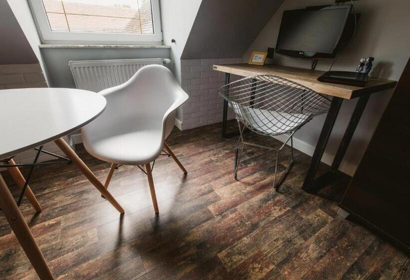 اتاق خانوادگی, Via Villa