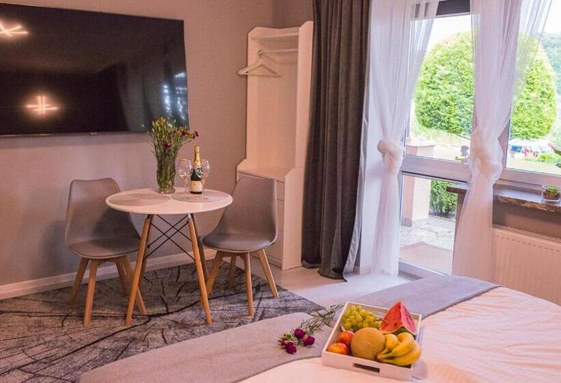 חדר סטנדרט לשלושה, Willa Borowski