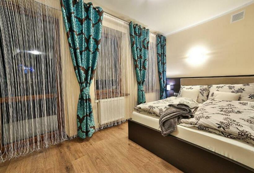 اتاق خانوادگی با چشم‌انداز کوه, Apartamenty Kościelisko