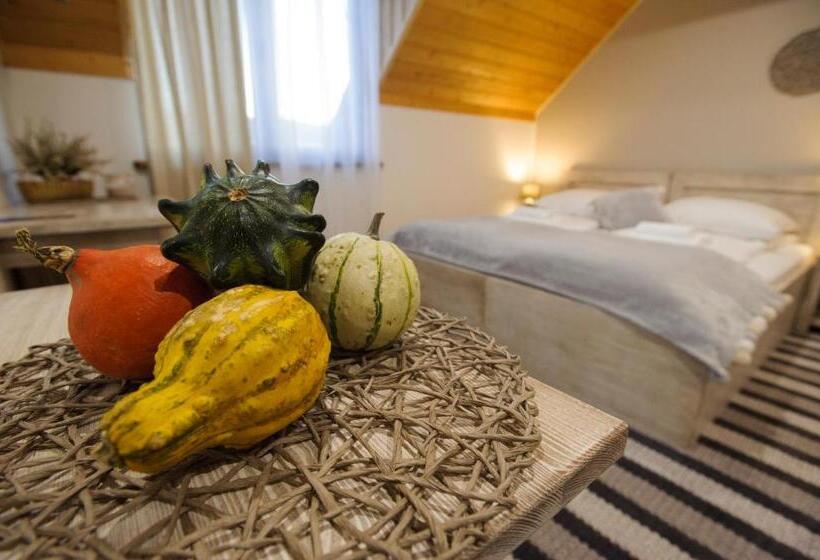 غرفة قياسية ثلاثية مطلة علي الحديقة, Smerek 2