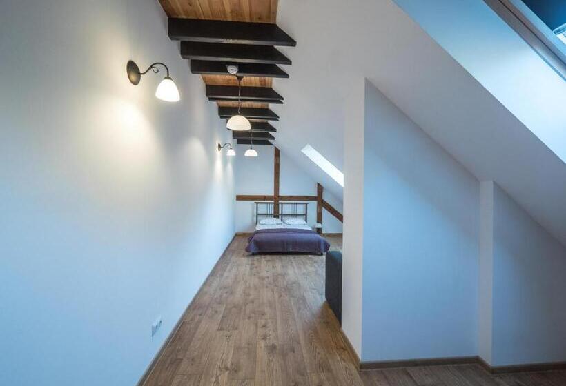 家庭间, Na Uboczu