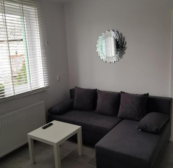 バスルーム共有のトリプルスタンダード, Pokoje Przy Zamku