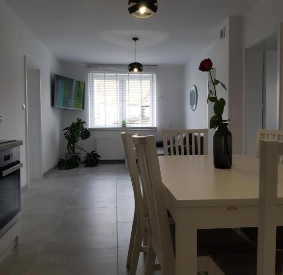 חדר סטנדרט לשלושה עם חדר אמבטיה משוף, Pokoje Przy Zamku