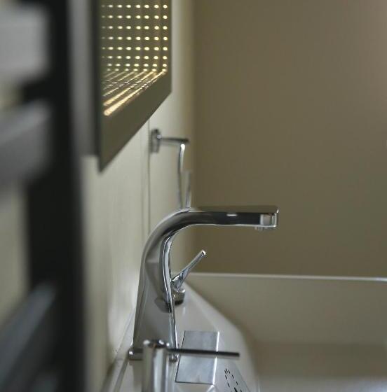 컴포트 트리플 룸, Reza