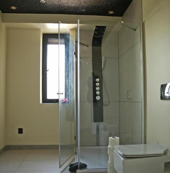 컴포트 트리플 룸, Reza