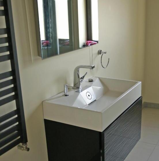 컴포트 트리플 룸, Reza