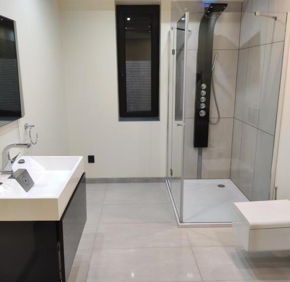 컴포트 트리플 룸, Reza