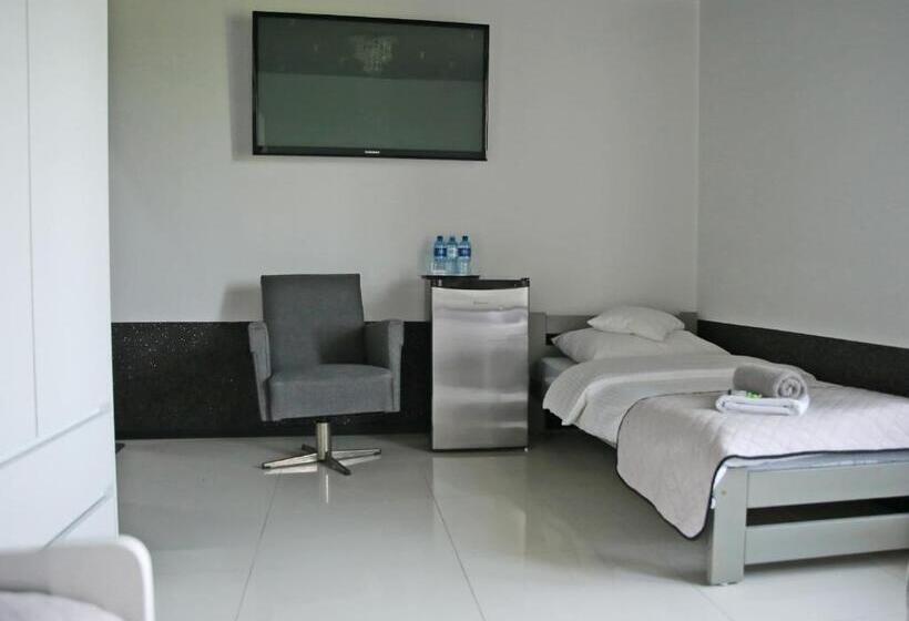 컴포트 트리플 룸, Reza