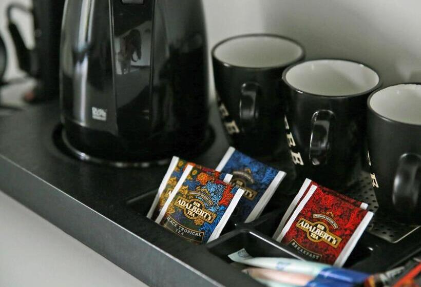 컴포트 트리플 룸, Reza