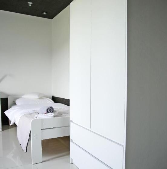 컴포트 트리플 룸, Reza