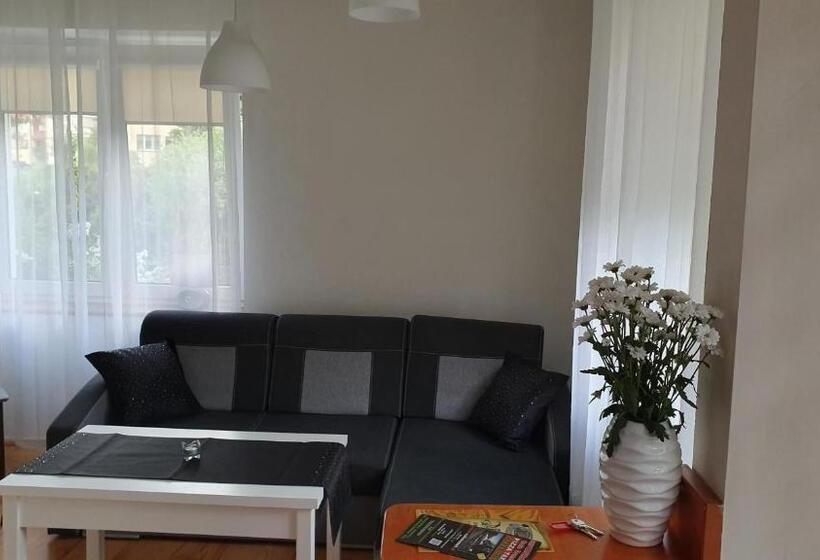 جناح جونيور, Willa Nad Potokiem