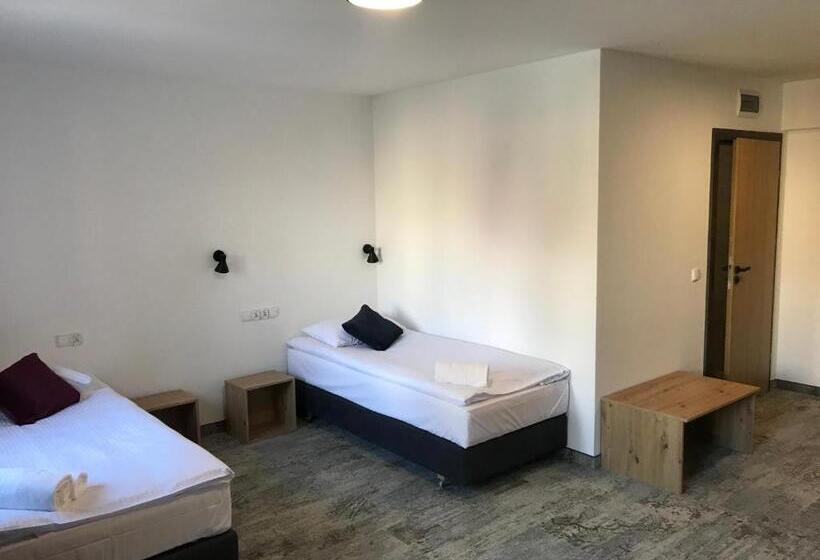 غرفة قياسية ثلاثية, Pokoje Hotelowe Lupus