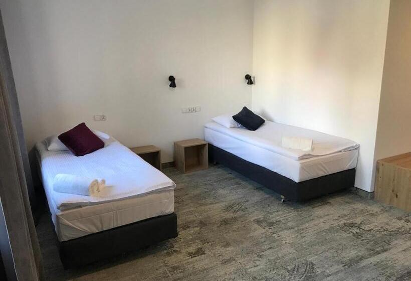 غرفة قياسية ثلاثية, Pokoje Hotelowe Lupus