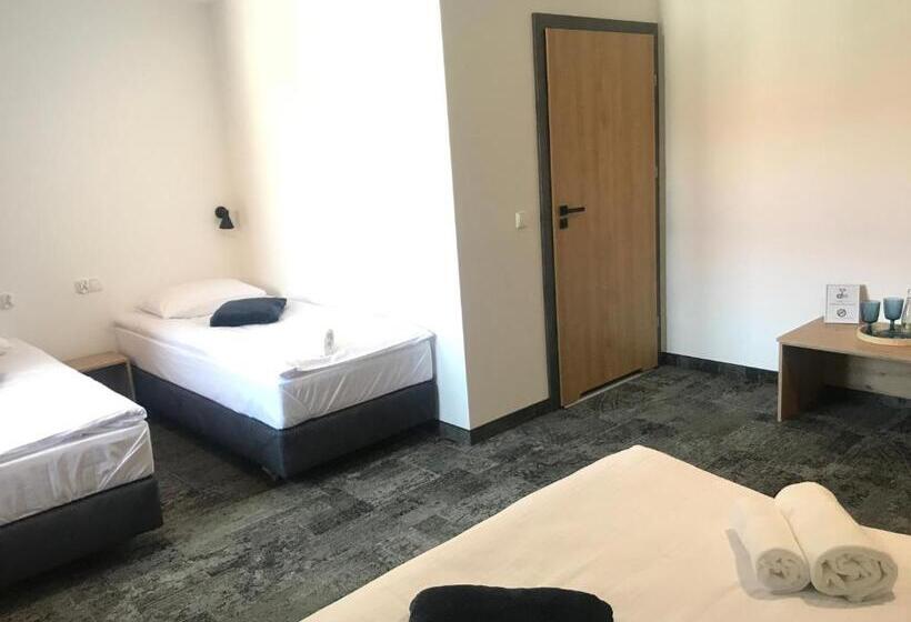 غرفة قياسية ثلاثية, Pokoje Hotelowe Lupus