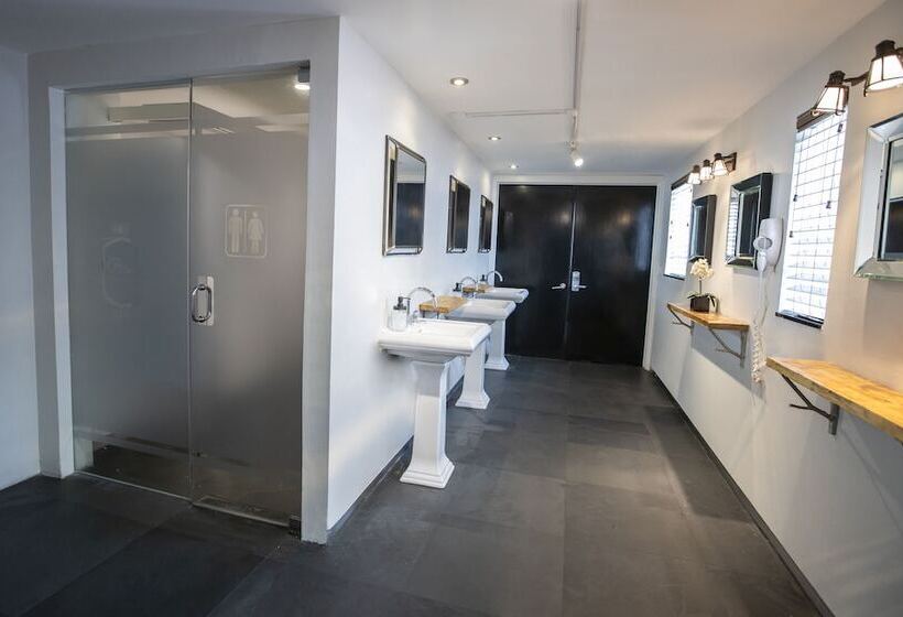 מיטה בחדר משותף, Posh South Beach