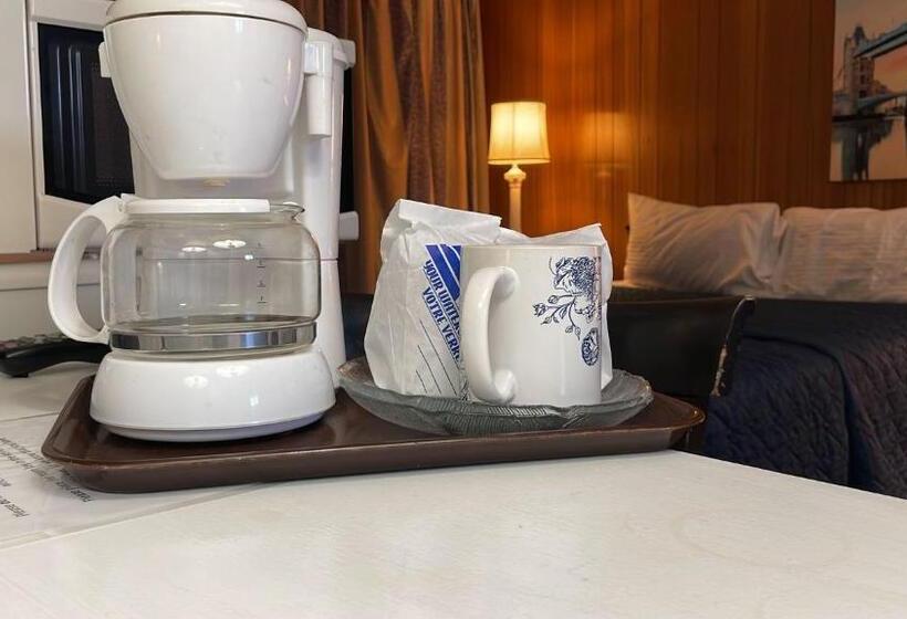 غرفة قياسية ثلاثية, Bel Air Motel