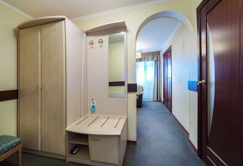 סוויטת ג'וניור, Posadskiy