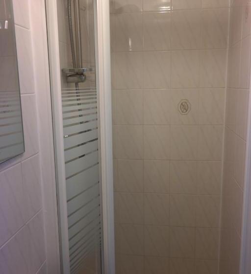 غرفة أساسية, Cardoh Lodge