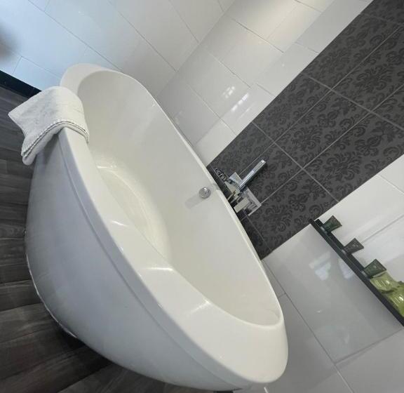 Номер Deluxe, The Whittington And Cat