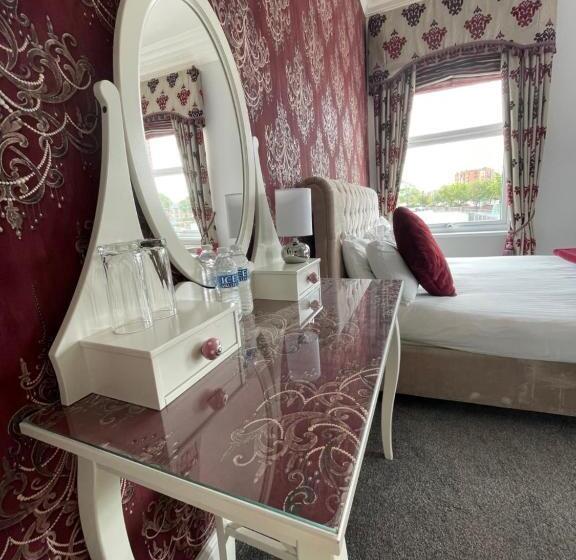 Номер Deluxe, The Whittington And Cat