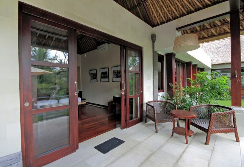 וילת 3 חדרי שינה עם בריכה, Villa Amrita