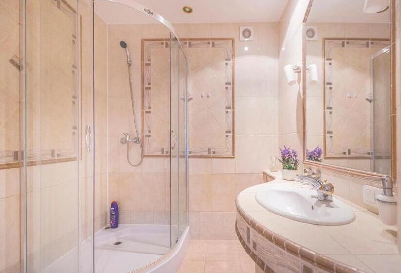 اتاق استاندارد سه نفره, Kujawska Rooms