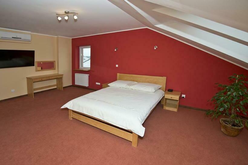 Номер Стандарт, U Hołosia