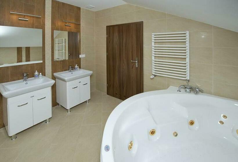 Номер Стандарт, U Hołosia