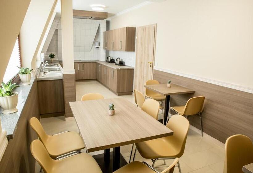 اتاق استاندارد, Dworek W Płoni