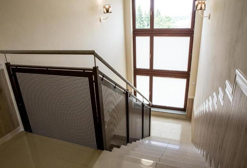 اتاق استاندارد, Dworek W Płoni