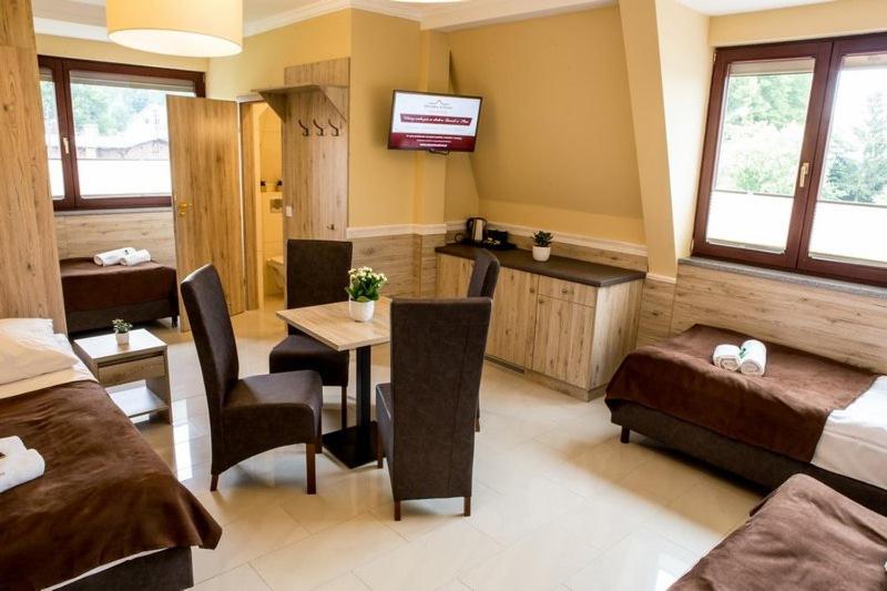 اتاق استاندارد, Dworek W Płoni