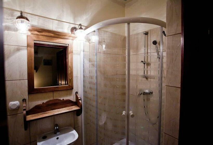 标准间, Dwór Na Wichrowym Wzgórzu