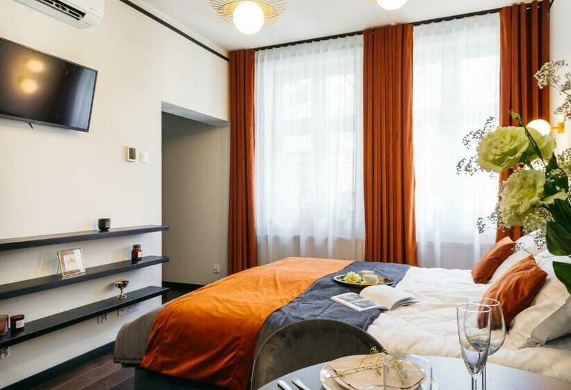 استودیوی استاندارد, Estery12 By Loft Affair