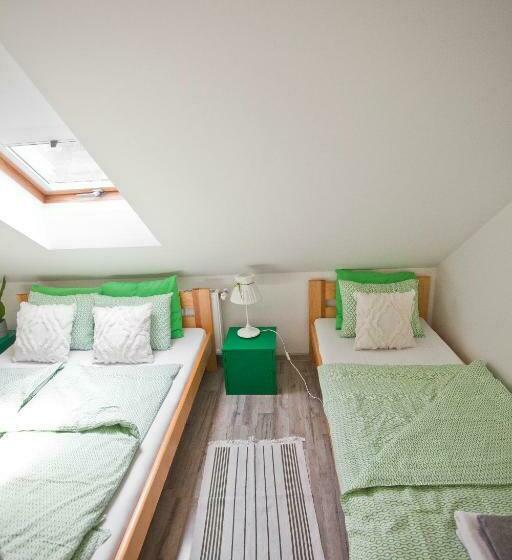 四人标准间, Hostel 33