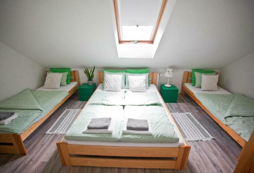 四人标准间, Hostel 33