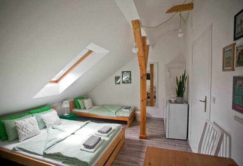 四人标准间, Hostel 33