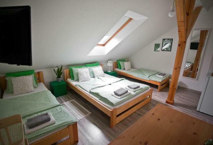 四人标准间, Hostel 33