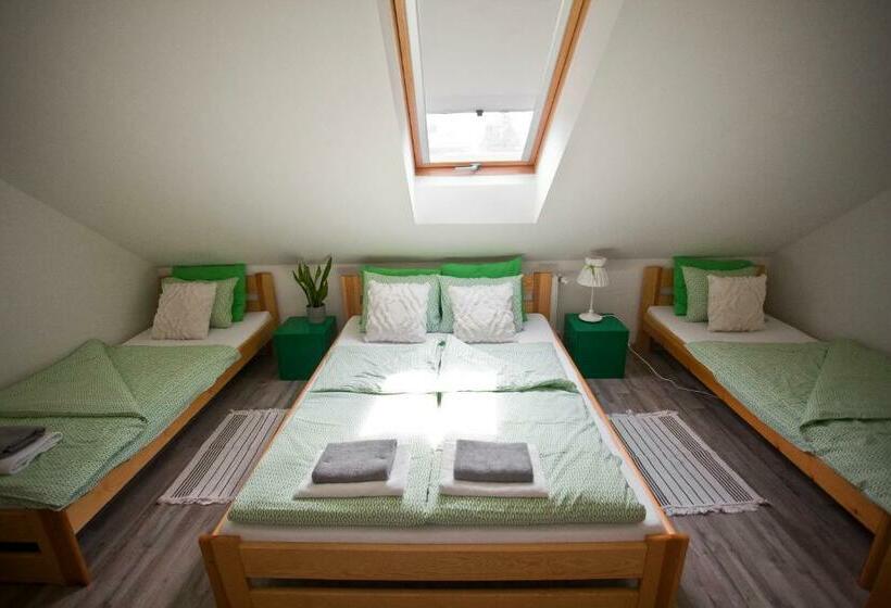 四人标准间, Hostel 33