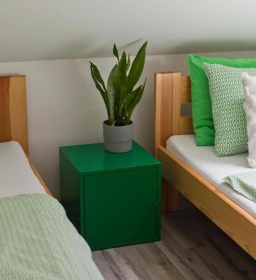 四人标准间, Hostel 33