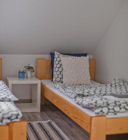 标准三人间, Hostel 33