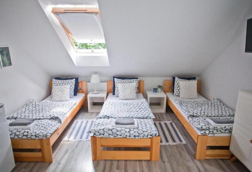 标准三人间, Hostel 33