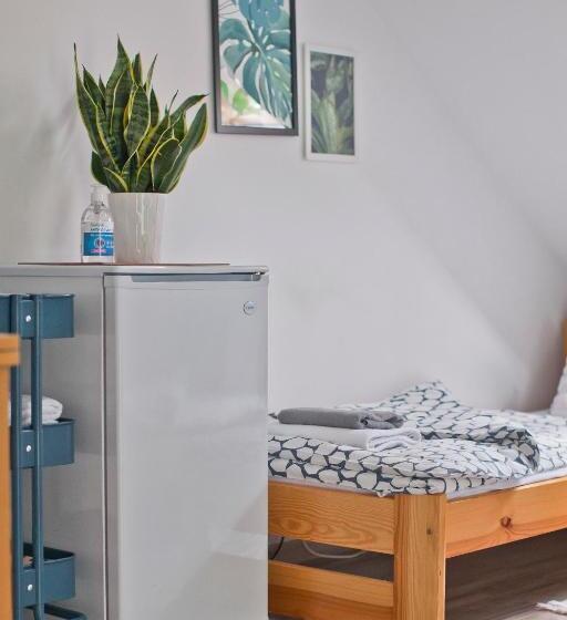 标准三人间, Hostel 33