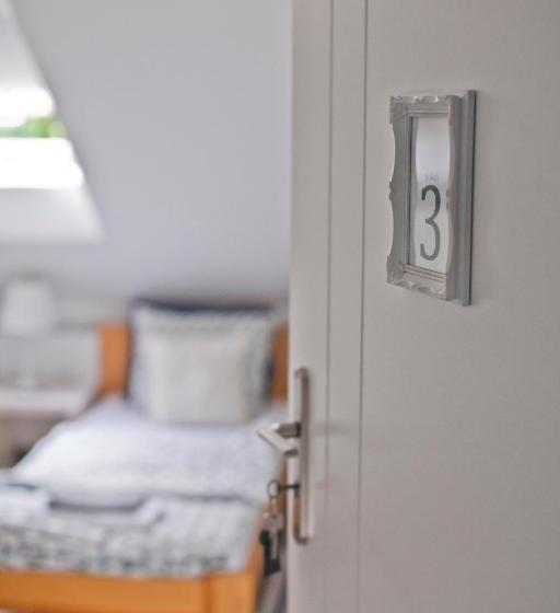 标准三人间, Hostel 33